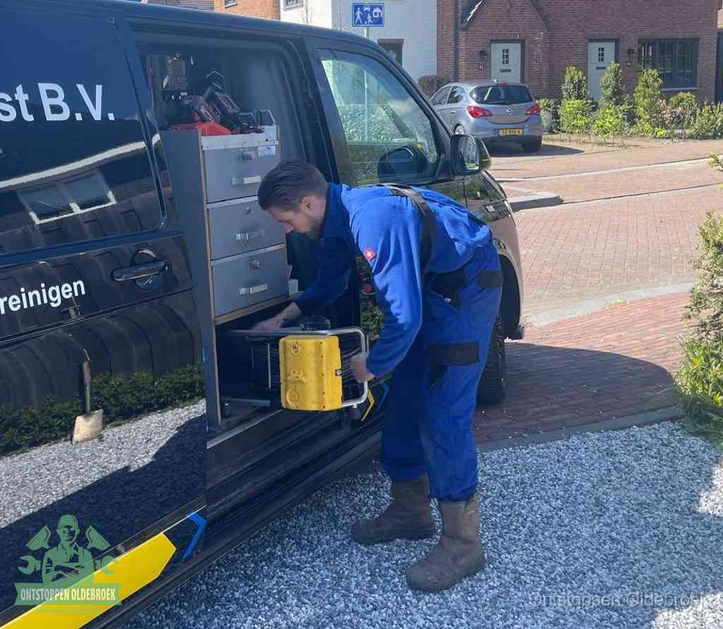Een monteur pakt apparatuur uit de bedrijfsbus voor service aan huis, het moment om een professional in te schakelen in Oldebroek
