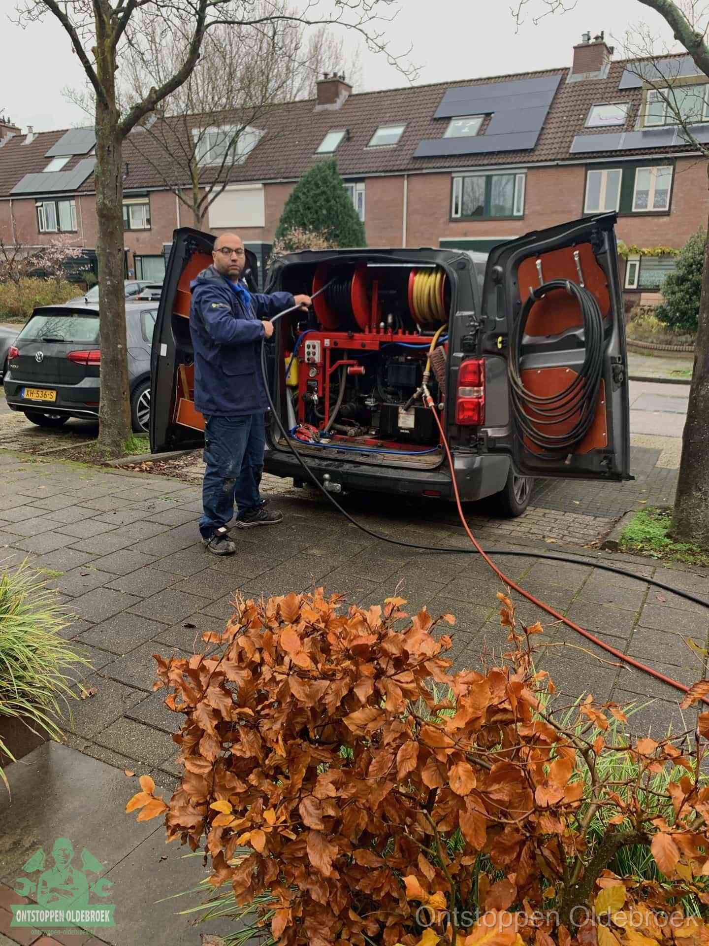 Rioolservice in de wijk in Oldebroek