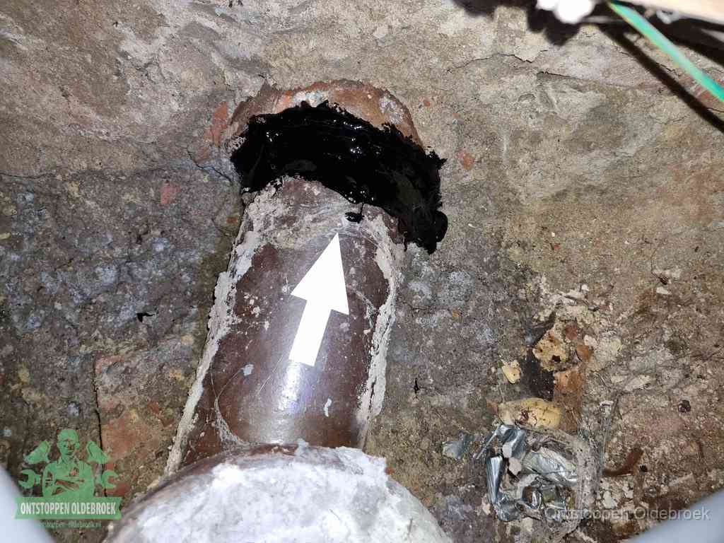 Een oude gres rioolbuis met een beschadigde koppeling onder de vloer, oorzaak van terugkerende structurele wc-problemen in Oldebroek