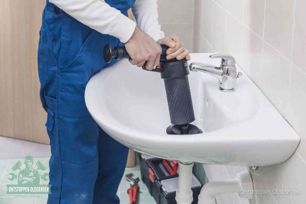 Een te ruwe doe-het-zelf poging met een hand-pomp op de afvoer van een badkamer-wastafel, een van de veelgemaakte fouten bij afvoer ontstoppen in Oldebroek