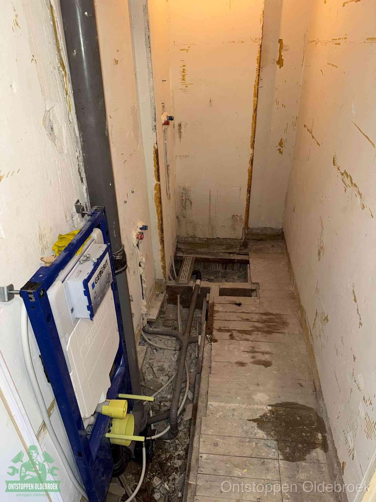 Een opgebroken toiletruimte tijdens renovatie met een Geberit inbouwreservoir en blootliggende oude afvoerleidingen, typisch voor oudere woningen in Oldebroek